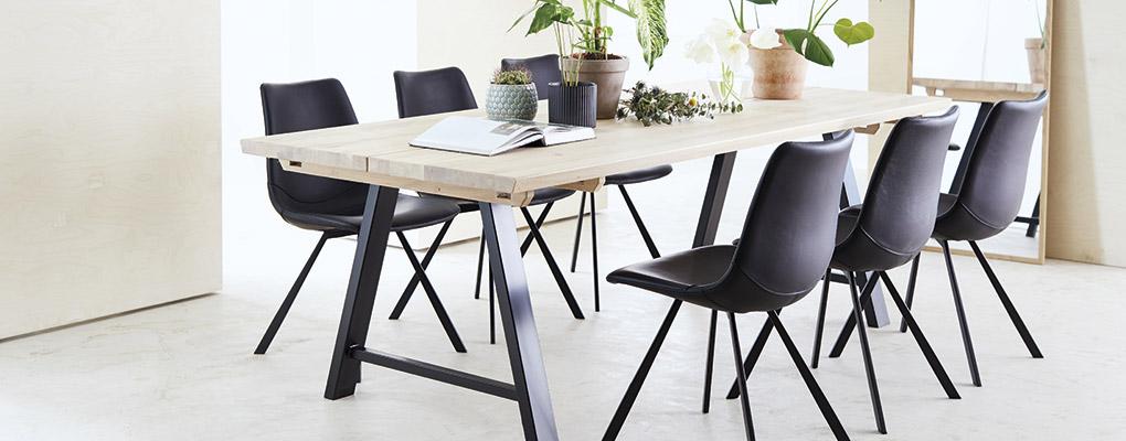 Tevva plankebord med sorte spisebordsstole